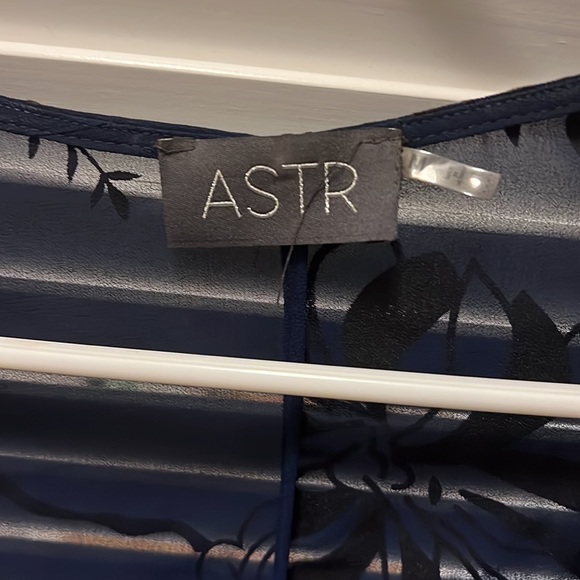 ASTR fringe kimono with velvet appliqué size Medium - Picture 2 of 5